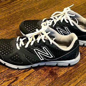 New Balance Running 635 SZ 7 black with white laces Sneakers (great condition)